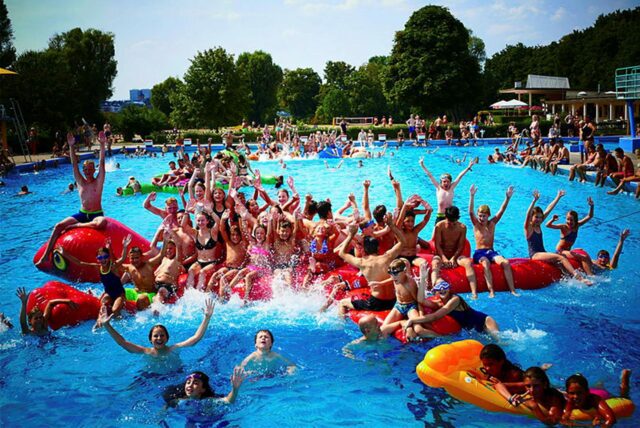 Kinder sitzen auf einer aufblasbaren Schildkröte im Wasser des Freizeitbads Aquarell in Haltern