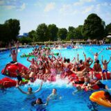 Kinder sitzen auf einer aufblasbaren Schildkröte im Wasser des Freizeitbads Aquarell in Haltern