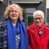 Brigitte Mues-Hölscher und Christa Volkmann stehen nebeneinander vor einer Fassade