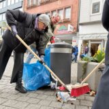 Viel Müll liegt auf dem Hansaplatz in Dortmund.