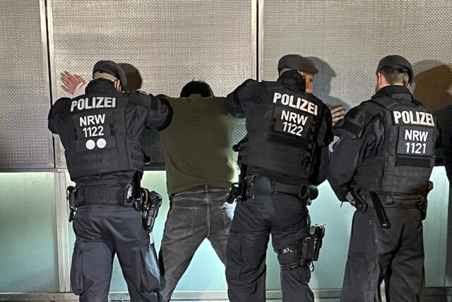 Polizeibeamte kontrollieren einen Mann bei einem Schwerpunkteinsatz im November 2024 am Nordausgang des Dortmunder Hauptbahnhofs.