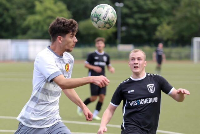 Im Hinspiel trennten sich die Spvgg. Erkenschwick II und der FC Marl II 2:2. Hier gewinnt Erkenschwicks Abwehrmann Luka Stevanovic (l.) den Zweikampf mit Marls Angreifer Till Enghöfer.