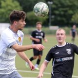 Im Hinspiel trennten sich die Spvgg. Erkenschwick II und der FC Marl II 2:2. Hier gewinnt Erkenschwicks Abwehrmann Luka Stevanovic (l.) den Zweikampf mit Marls Angreifer Till Enghöfer.