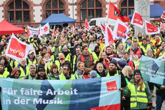 Viele Menschen stehen bei einer Kundgebung der Gewerkschaft Verdi auf dem Hansaplatz in Dortmund.