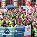 Viele Menschen stehen bei einer Kundgebung der Gewerkschaft Verdi auf dem Hansaplatz in Dortmund.