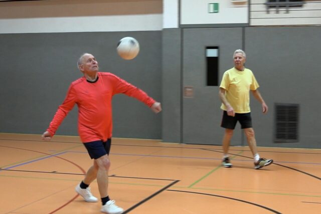 Joachim Spriewald schlägt seit Jahren den Faustball beim TV Datteln 09.