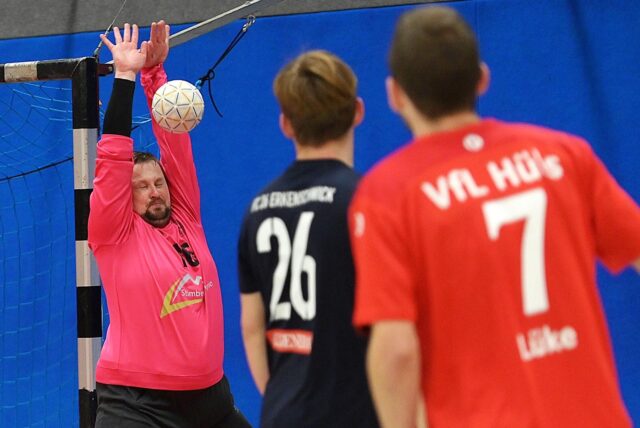Will die Angreifer des VfL Hüls wieder zur Verzweiflung bringen wie im Kreispokalspiel: HSG-Torwart Dustin Chnielewski (l.).