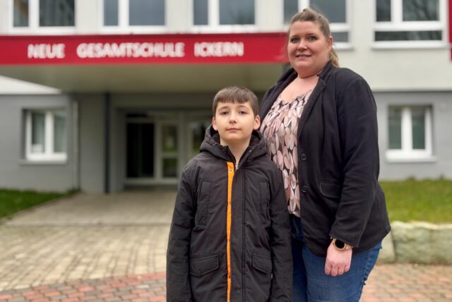 Robin und Yvonne Iosub stehen vor dem Haupteingang der Neuen Gesamtschule Ickern.