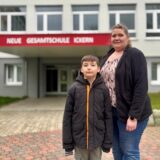 Robin und Yvonne Iosub stehen vor dem Haupteingang der Neuen Gesamtschule Ickern.