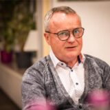 Manfred Schnieders sitzt an einem Tisch.