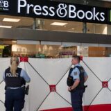 Im Hauptbahnhof Dortmund haben Polizisten am 6.3. einen Sichtschutz vor einem Shop aufgebaut. Zuvor war es in einem Ticketladen zu einem Messerangriff gekommen.