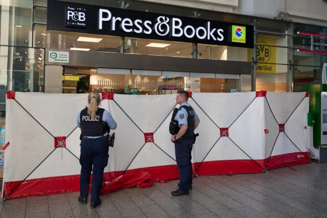Im Hauptbahnhof Dortmund haben Polizisten am 6.3. einen Sichtschutz vor einem Shop aufgebaut. Zuvor war es in einem Ticketladen zu einem Messerangriff gekommen.