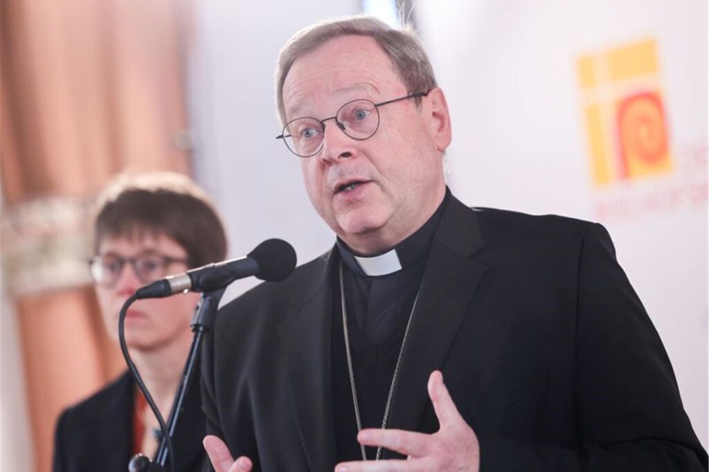 Georg Bätzing, Vorsitzender der Deutschen Bischofskonferenz, spricht vor der Frühjahrsvollversammlung der Deutschen Bischofskonferenz zu Journalisten. Georg Bätzing, Vorsitzender der Deutschen Bischofskonferenz, spricht vor der Frühjahrsvollversammlung der Deutschen Bischofskonferenz zu Journalisten.