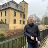 Wolfgang Wellnitz lehnt am Geländer vor dem Horneburger Schloss.