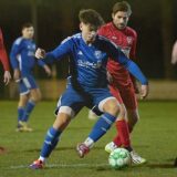 Ahsens Maik Knoblich (am Ball) legte beim 3:0-Heimsieg gegen Stuckenbusch das 1:0 elegant vor und traf selbst sehenswert per Freistoß zum 2:0.