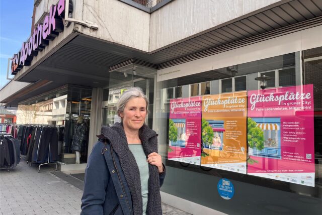Die Hertenerin Katharina Feindert vor der City-Apotheke in Herten, Hermannstraße 20.