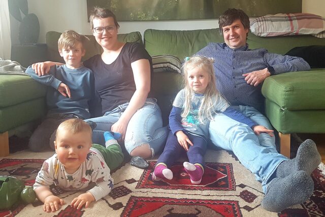 Das Foto zeigt Mama Simone und Papa Simon mit ihren Kindern Freddy, Johanna und Leo. Simone starb im Januar 2022.
