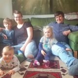Das Foto zeigt Mama Simone und Papa Simon mit ihren Kindern Freddy, Johanna und Leo. Simone starb im Januar 2022.