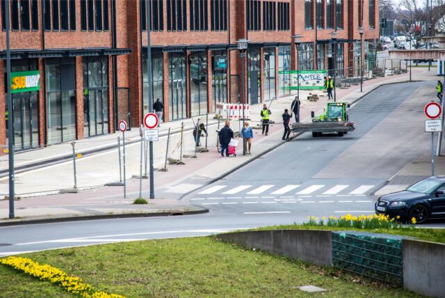 Arbeiter bauen einen Bauzaun an den Hertener Höfen in Herten-Mitte ab.