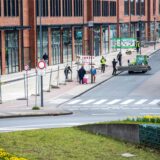 Arbeiter bauen einen Bauzaun an den Hertener Höfen in Herten-Mitte ab.