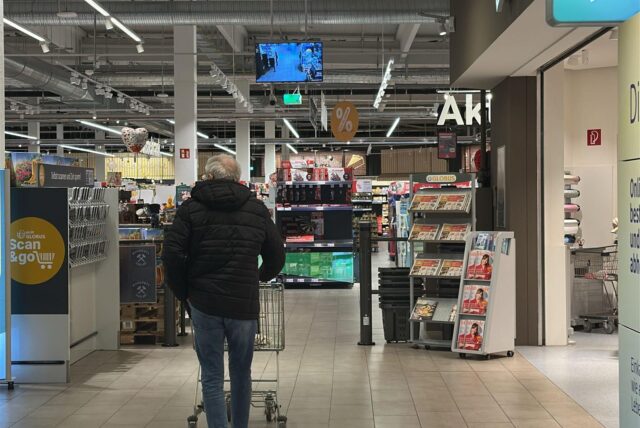 Ein Kunde im Globus-Markt in Castrop-Rauxel, der nach dem Stromausfall ein Notstromaggregat eingeschaltet hatte.