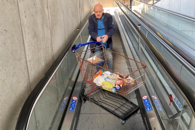 Hans-Dieter Herrmann steht mit einem Einkaufswagen auf der defekten Rolltreppe im Marler Stern.