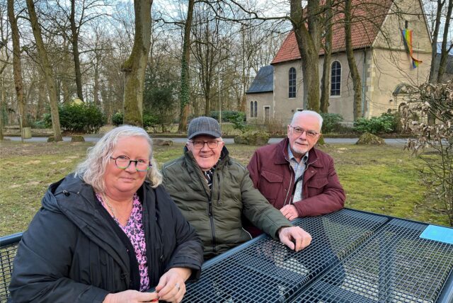 Maritha Hütter, Werner Berse und Udo Nagel sitzen auf einer Bank vor der Annaberg-Kapelle.