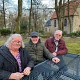 Maritha Hütter, Werner Berse und Udo Nagel sitzen auf einer Bank vor der Annaberg-Kapelle.