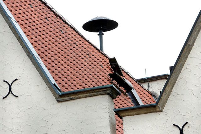 Eine Alarmsirene auf einem Dach