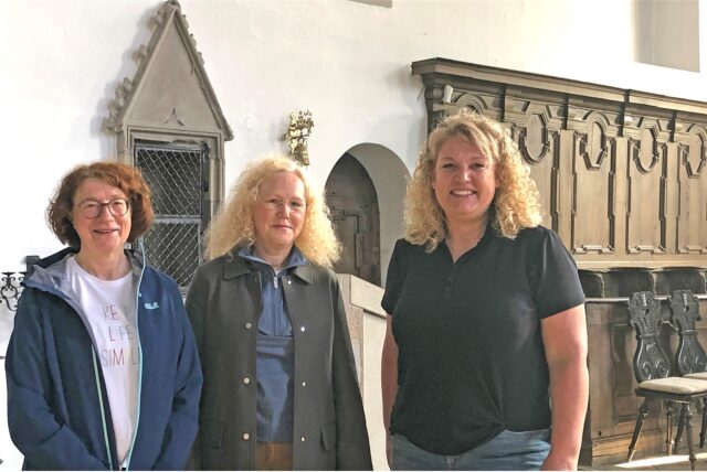 Maria Sandhofe (l.) und Anke Bergjürgen vom Gemeindeausschuss riefen mit Unterstützern die Veranstaltungsreihe „Wort und Klang“ ins Leben. Die erste Predigt hält Klaudia Maria Dederichs (M.).