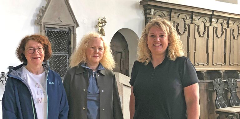 Maria Sandhofe (l.) und Anke Bergjürgen vom Gemeindeausschuss riefen mit Unterstützern die Veranstaltungsreihe „Wort und Klang“ ins Leben. Die erste Predigt hält Klaudia Maria Dederichs (M.).
