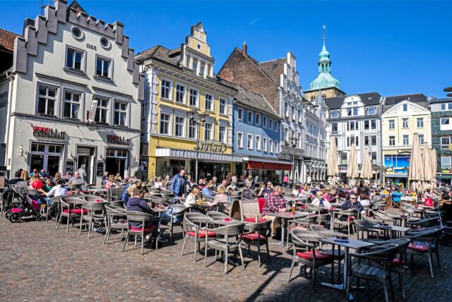 Der Altstadtmarkt in Recklinghausen steht voller Tische der dort ansässigen Außengastronomien.