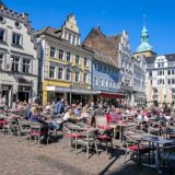 Der Altstadtmarkt in Recklinghausen steht voller Tische der dort ansässigen Außengastronomien.
