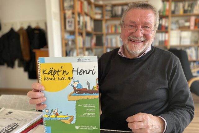 Herbert Niewerth aus Lütgendortmund hält die Broschüre „Käpt’n Henri kennt sich aus“in der Hand.