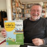 Herbert Niewerth aus Lütgendortmund hält die Broschüre „Käpt’n Henri kennt sich aus“in der Hand.