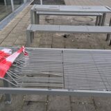 Beschädigte Tische und Bänke.
