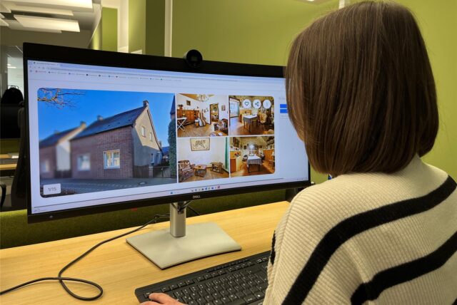 Redakteurin Julia Müller schaut sich auf dem PC-Bildschirm Fotos von einer Immobilie in Oer-Erkenschwick an.
