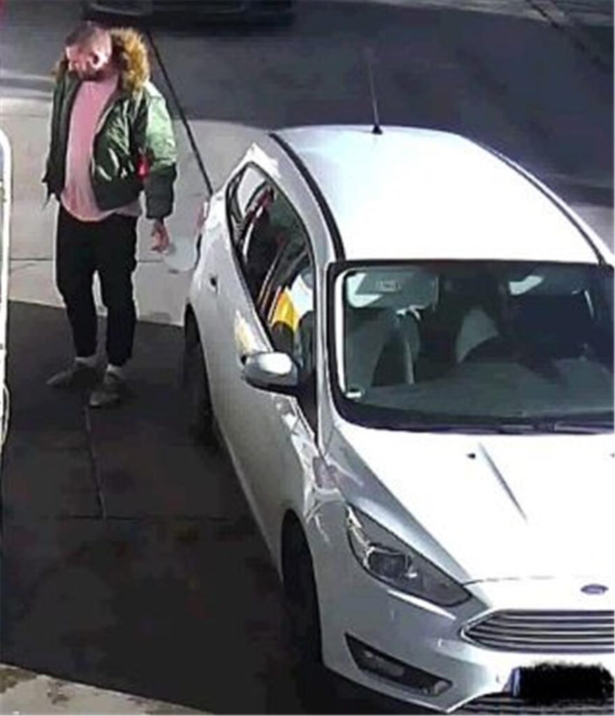 Fahndungsfoto der Polizei zeigt einen unbekannten Tankbetrüger in Gladbeck, der mutmaßlich auch die Kennzeichen des weißen Ford Fiestas gestohlen haben soll. Fahndungsfoto der Polizei zeigt einen unbekannten Tankbetrüger in Gladbeck, der mutmaßlich auch die Kennzeichen des weißen Ford Fiestas gestohlen haben soll.