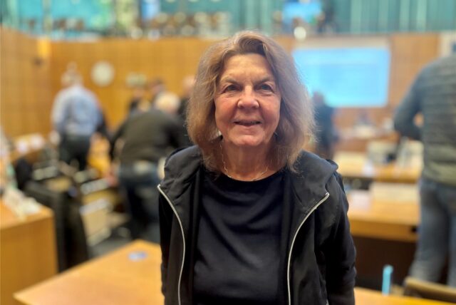 Ursula Mintrop-Werkle steht im Ratssaal.