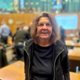 Ursula Mintrop-Werkle steht im Ratssaal.