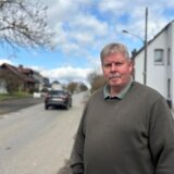 Lambertus Kramer steht vor der Beckumer Straße, hinter ihm fährt gerade ein Auto her, welches dort nicht herfahren darf.