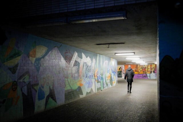 Ein Mann geht durch die Unterführung zwischen Wohnen-West und der Willy-Brandt-Gesamtschule in Marl.