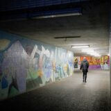 Ein Mann geht durch die Unterführung zwischen Wohnen-West und der Willy-Brandt-Gesamtschule in Marl.