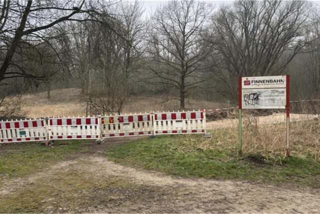 Mit rot-weißen Absperrbaken ist die Finnenbahn an der Bolmke zurzeit gesperrt.