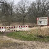 Mit rot-weißen Absperrbaken ist die Finnenbahn an der Bolmke zurzeit gesperrt.