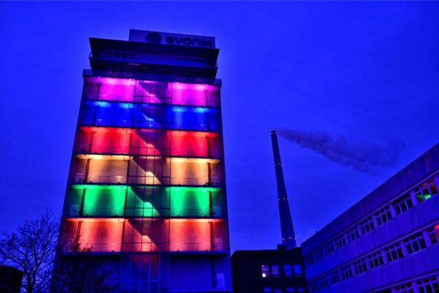 Die einzelnen Geschosse im Hochhaus des Chemieparks Marl leuchten in unterschiedlichen Farben.