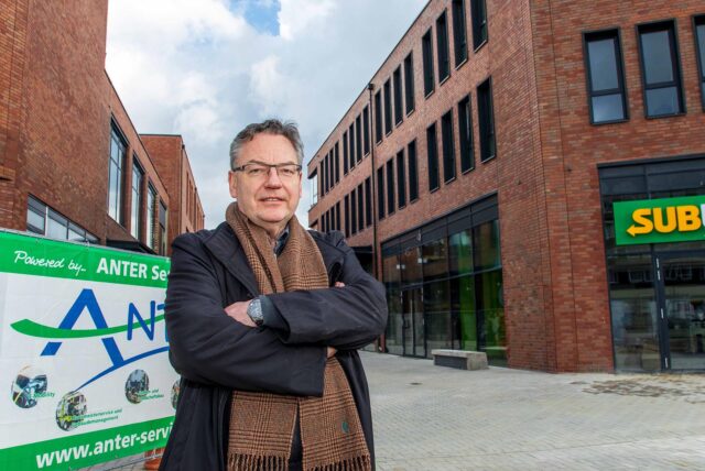 Dr. Stephan Schnitzler, Geschäftsführer von Phoenix Development, steht mit verschränkten Armen vor dem Einkaufszentrum Hertener Höfe in Herten.