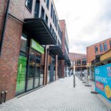 Die Zwischengasse im Baukomplex der Hertener Höfe. Noch steht ein langer Bauzaun auf der Mitte des Weges.