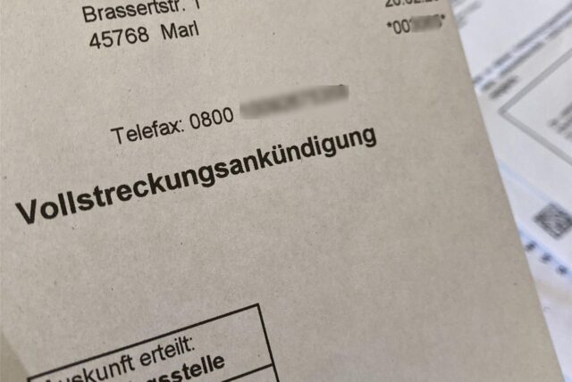 Ein Brief vom Finanzamt auf dem „Vollstreckungsankündigung“ steht.