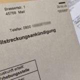 Ein Brief vom Finanzamt auf dem „Vollstreckungsankündigung“ steht.